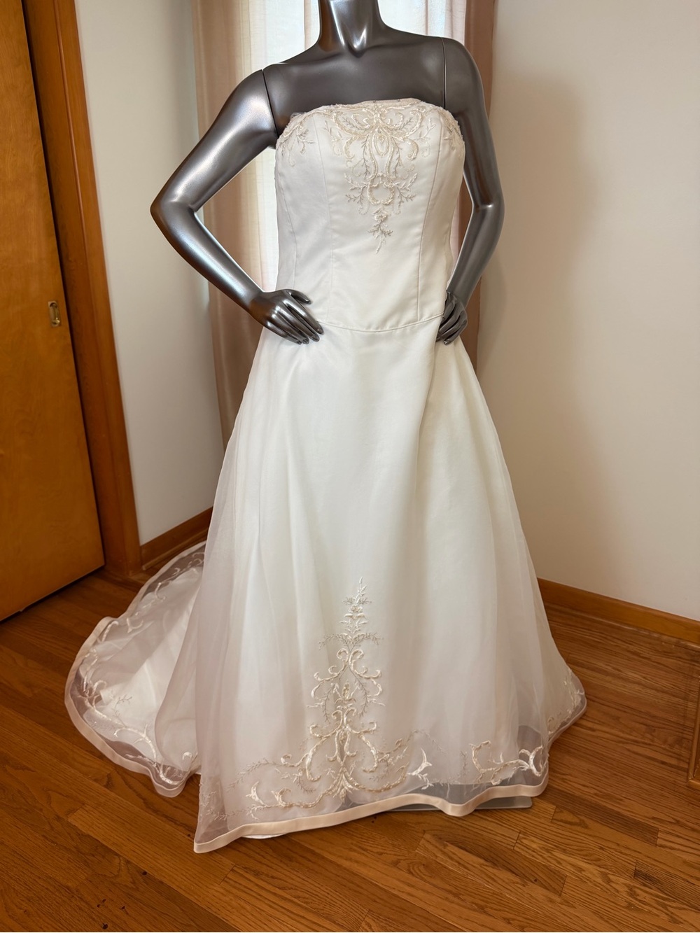 Strapless Ivory/Champagne Strapless David’s Bridal Gown 9l8555